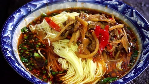 做一个具有内江特色的地方美食"姜丝牛肉面",牛肉香辣过瘾,面条爽滑