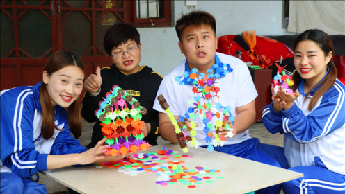 小伙伴比赛拼雪花片,赢的人可以去迪士尼玩,小燕子拼的又快又好