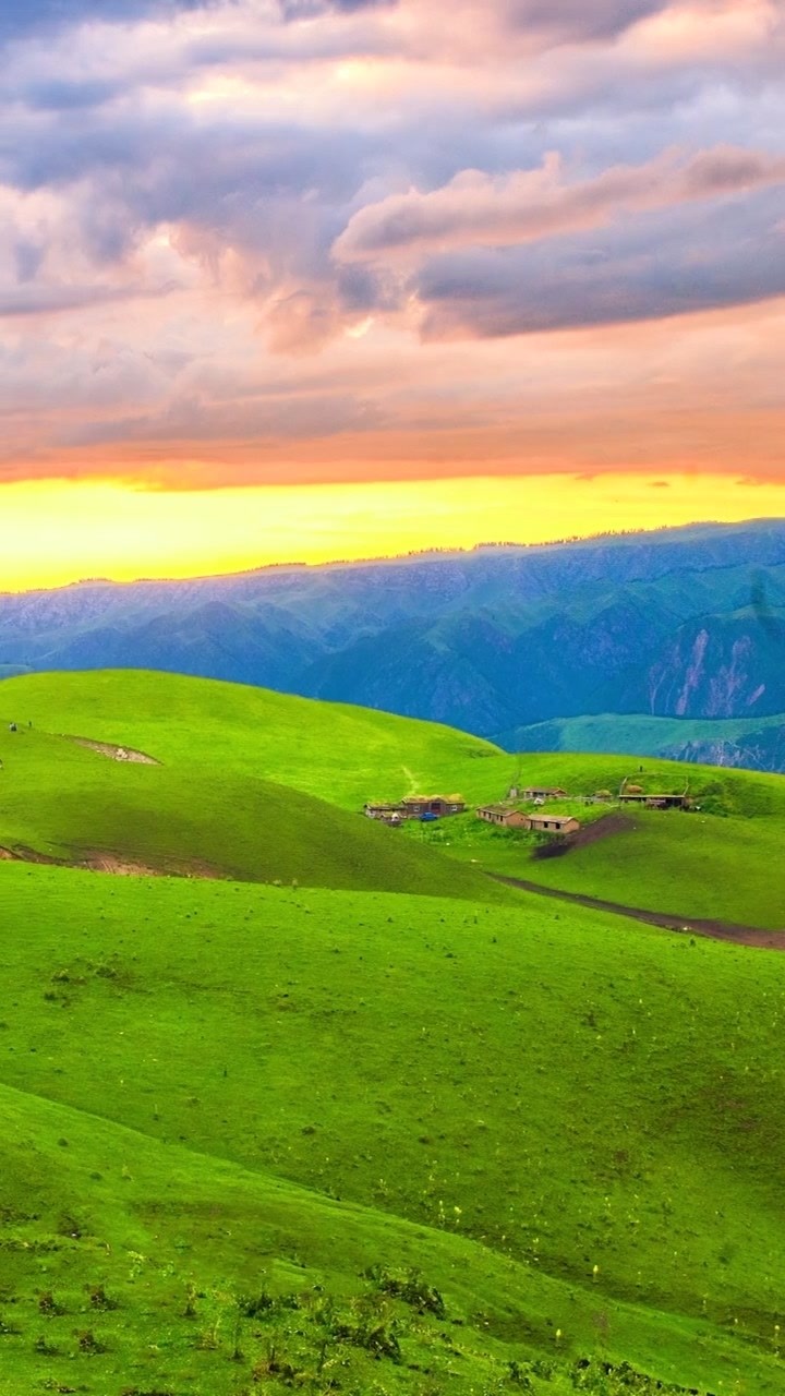 大草原火烧云,像一幅涂满了绿色 ,黄色底板的油画,静谧安详.