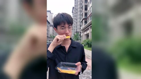 上传者:天帅说电影时 间:2020-09-17千年吸血鬼终于见到人类,兽性大发