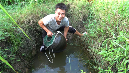 農村小夥自制酒罈抓魚神器,撈出水面時瞬間興奮起來,收穫太棒了