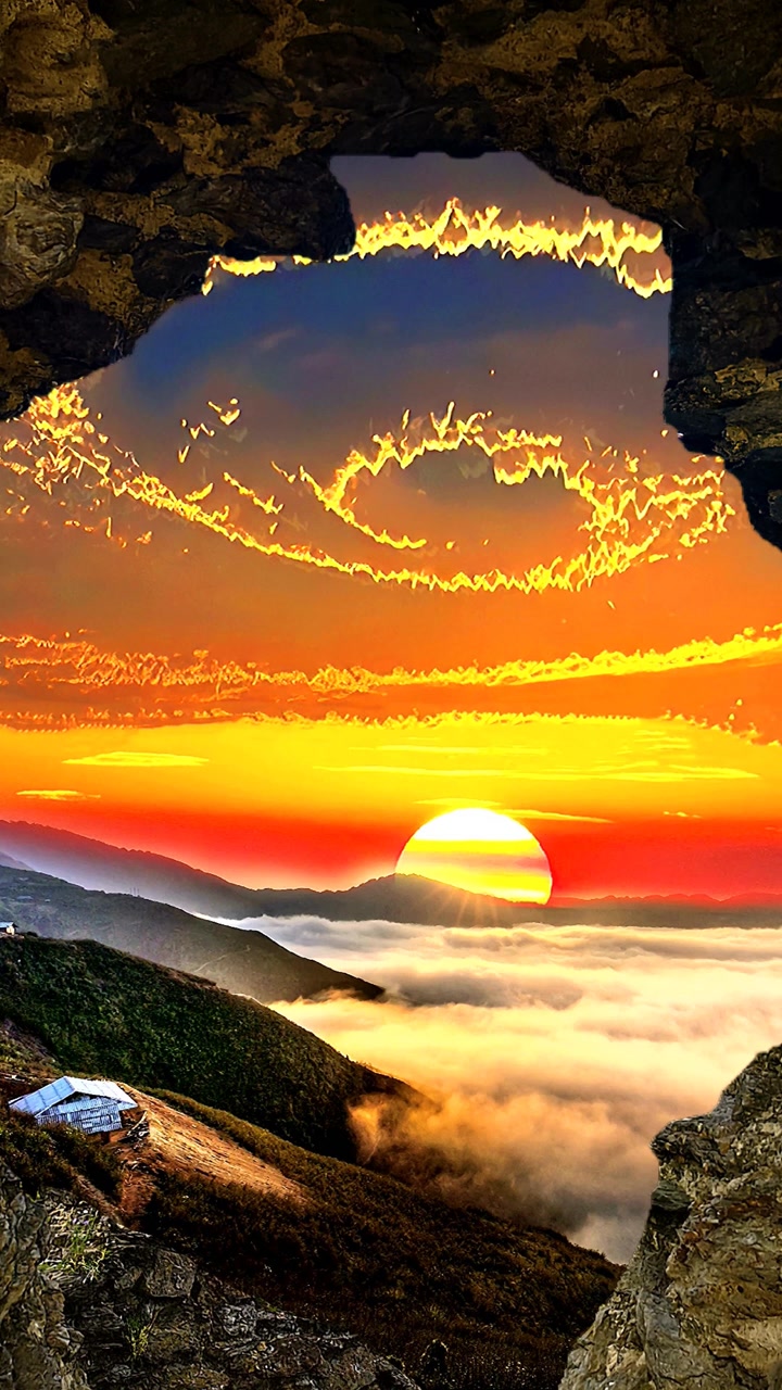 蹲了三天两夜,吃了一箱泡面,终于拍到秦岭云海晚霞,值!