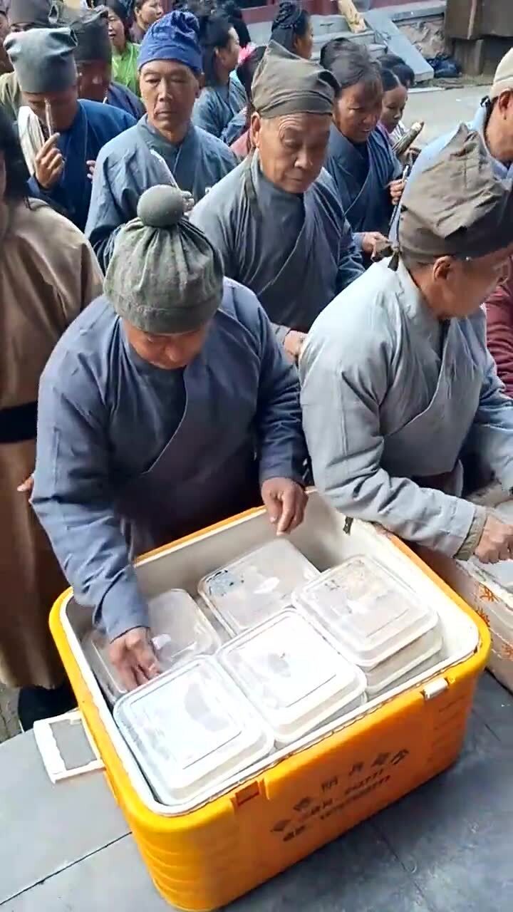 果然群演就是群演,看他们吃的盒饭,和明星真是天差地别