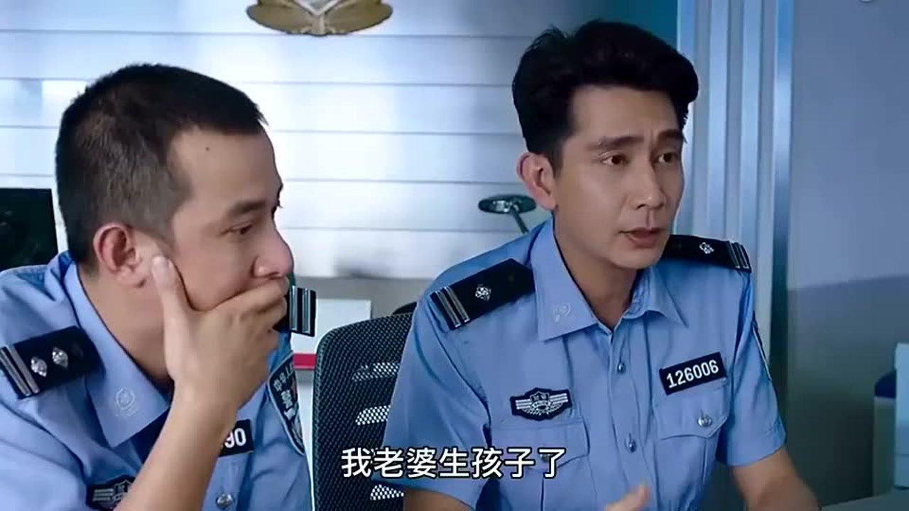 笑了三年的两位警察完整版,一般不会笑除非忍不住