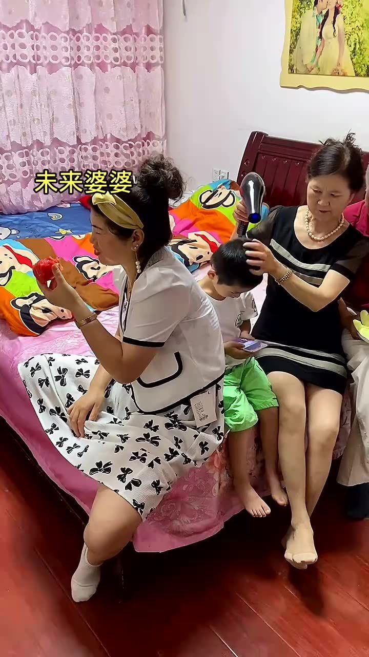 未来孙媳妇,吃洋柿子这个女人就是你未来婆婆,以后她不帮你带孩子别挑