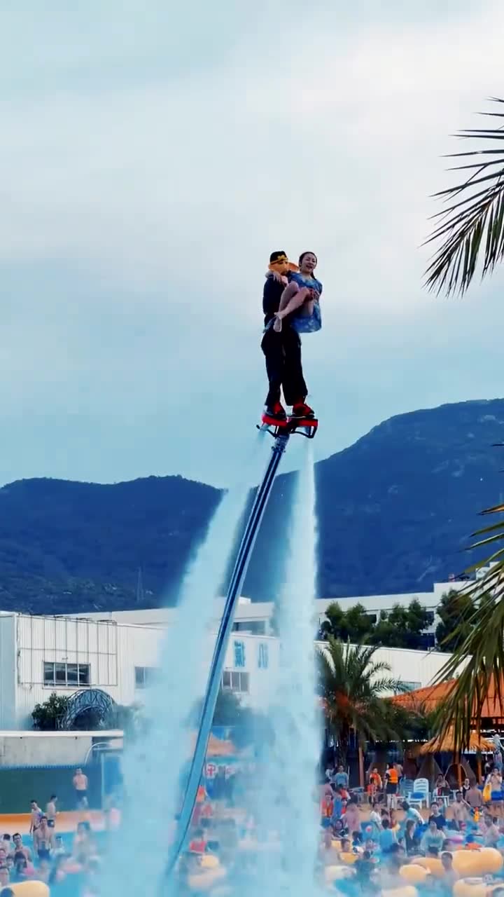老婆体验水上飞人,教练的动作,暴露了人品!
