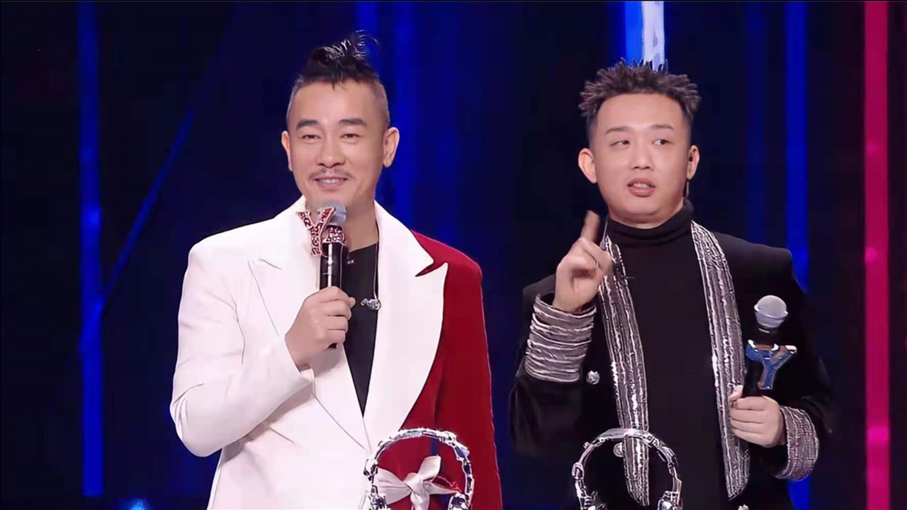 陈小春gai唱功对比,二人同台合唱差距立显,根本不是一个级别!