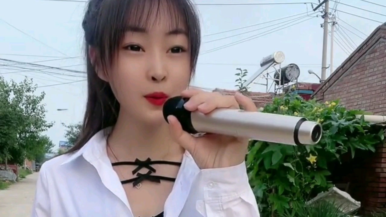 美女激情演绎《九九女儿红》
