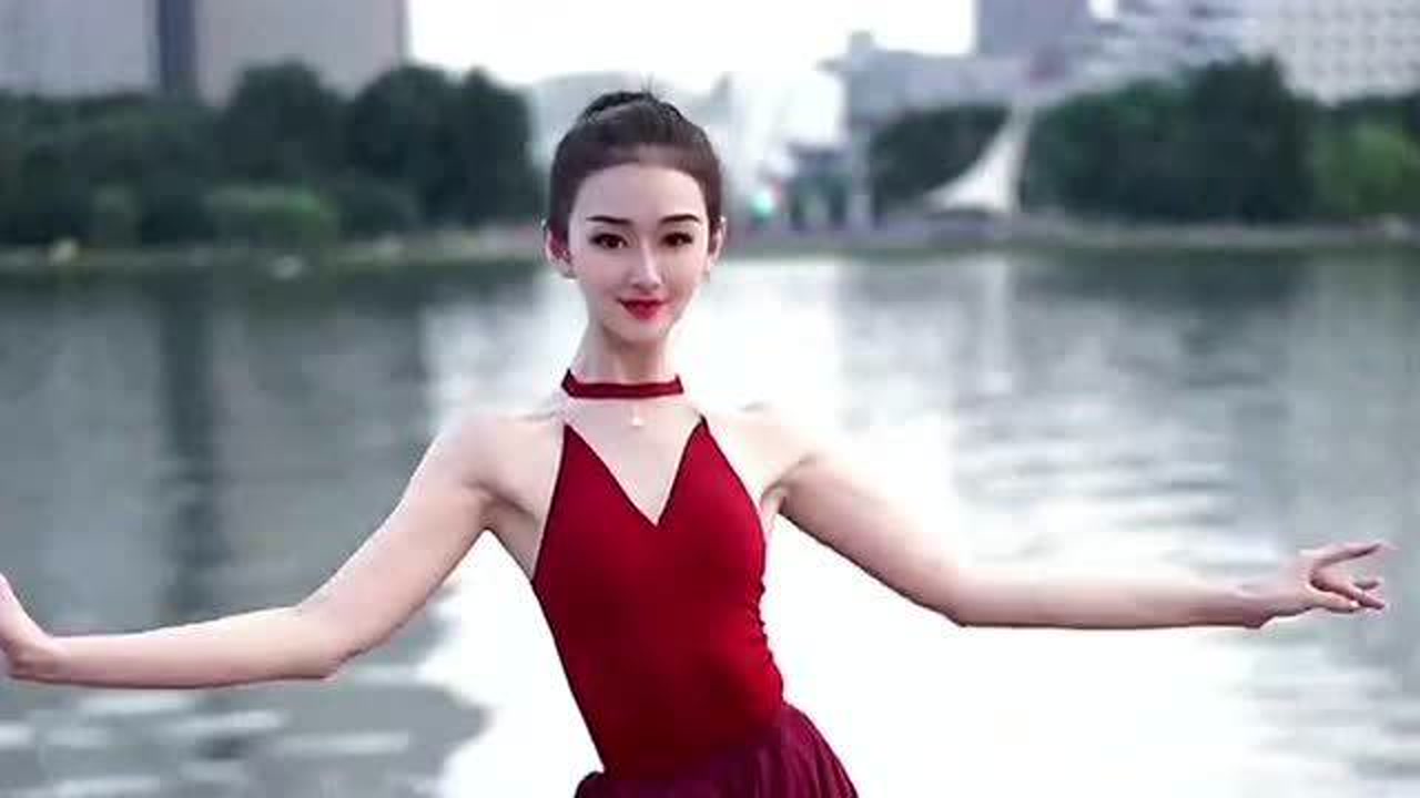 公园偶遇美女表演跳舞,舞姿动作妖娆妩媚,不知吸引了多少单身小伙!