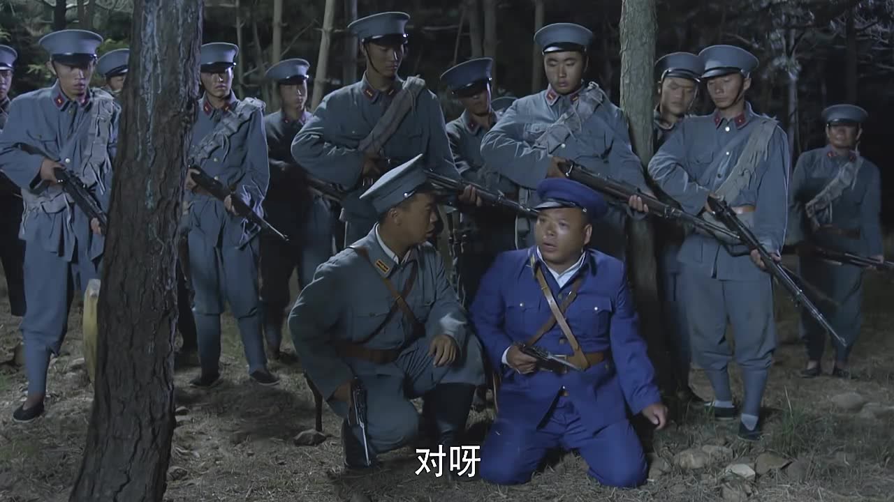 决战江桥:汉奸营长耳朵贴地上,然后竟跑进树林里乱放枪