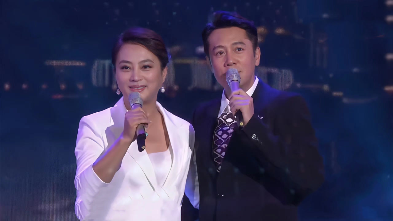 李玲玉蔡国庆同台唱情歌,手牵着手太不避嫌了,李玲玉与男星合唱