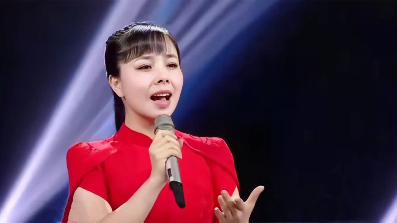 王二妮唱歌有多好听?演唱《妹子儿生来爱唱歌》,一开口艳惊四座