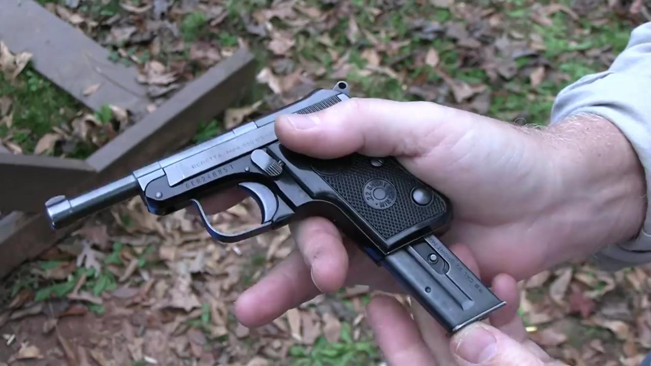 精致的伯莱塔手枪,户外靶场射击测试,发射.22小口径弹药