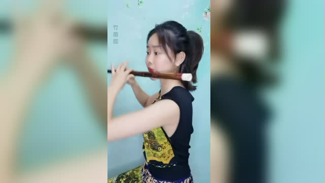 美女歌手用笛子吹奏偷功这个版本最喜欢没有之一