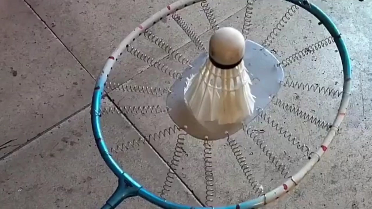 羽毛球拍坏了,自己动手改装成一个新的羽毛球拍,弹性也很好