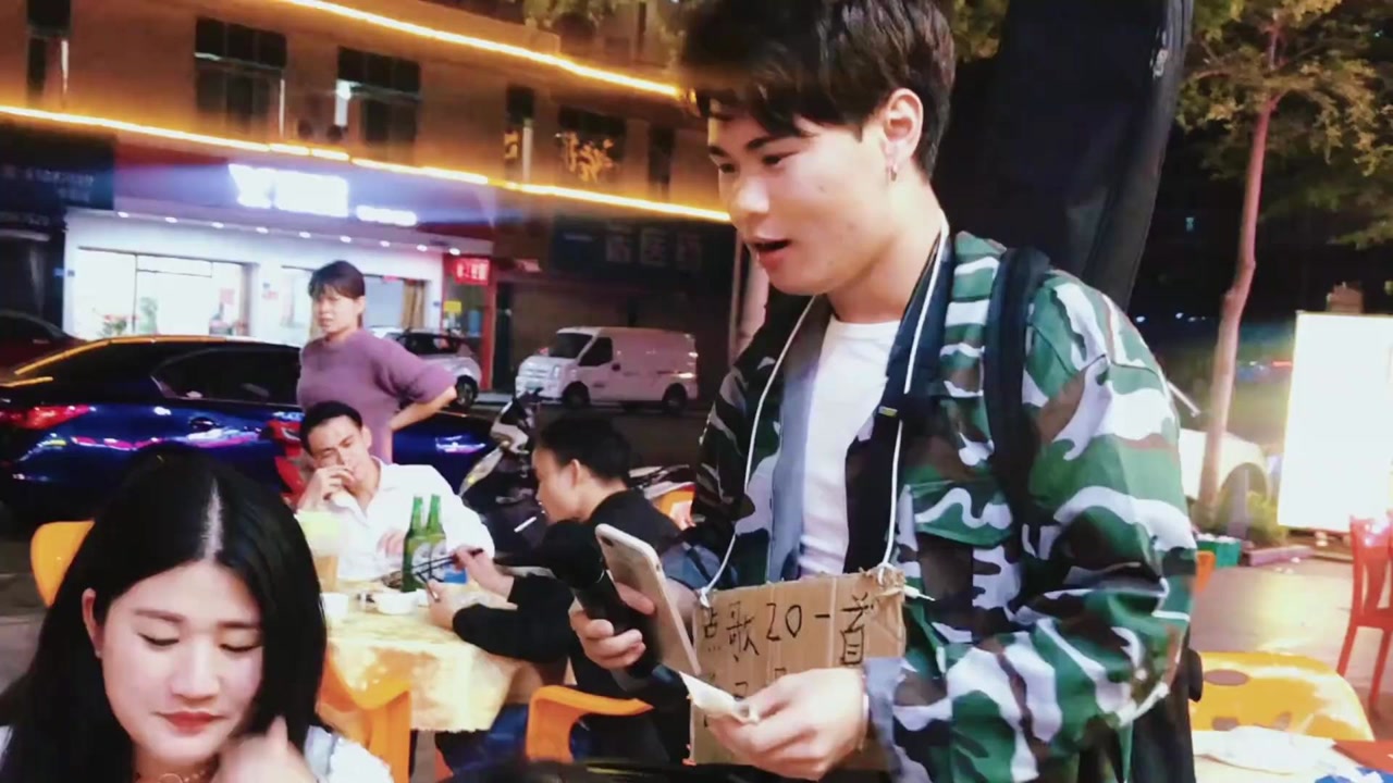 大排档歌手卖唱,点歌的美女听了会对他干什么天呐!