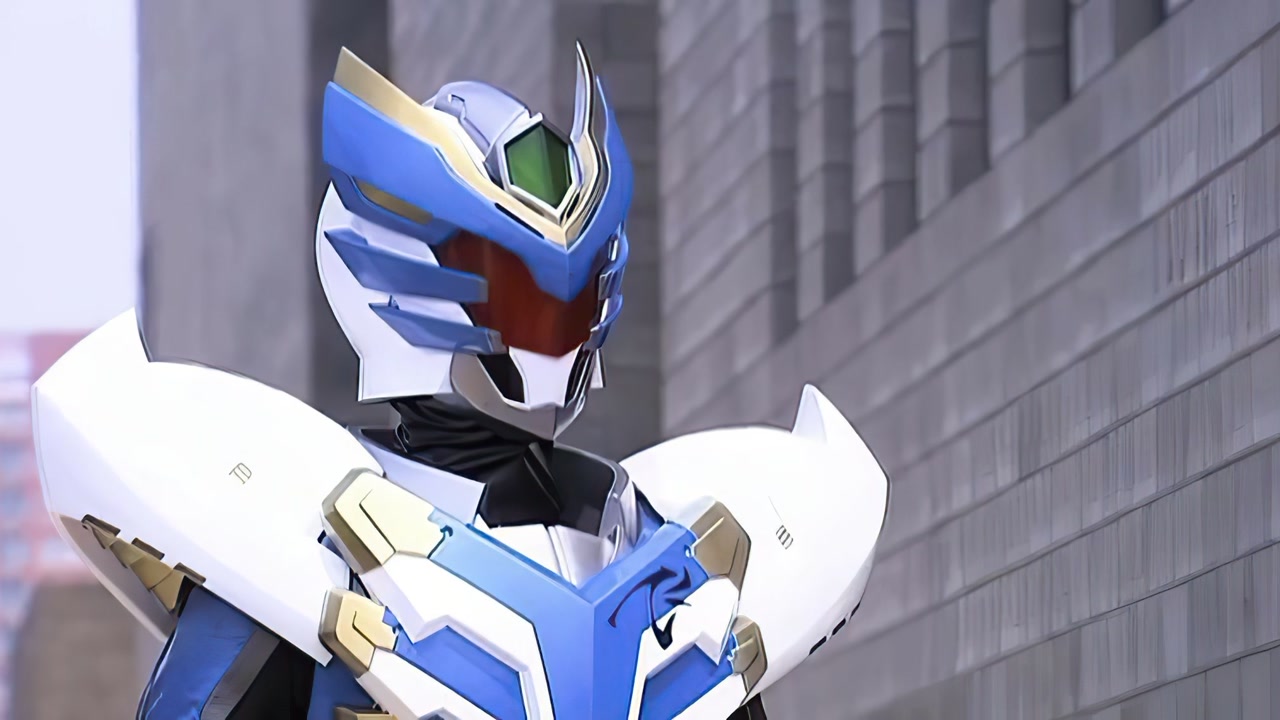 铠甲系列中的蓝色铠甲,风鹰是"空大侠",飞影是"吃瘪侠"