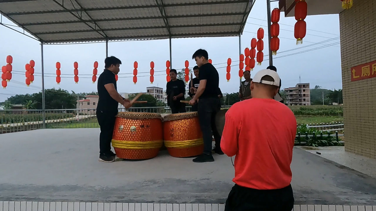 广东粤西年例不游神,一群小伙上台打鼓,这样的鼓声节奏听着真过瘾
