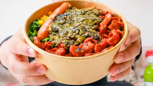 外卖点了一大份擂椒拌饭里脊肉很多香辣过瘾胃口大开