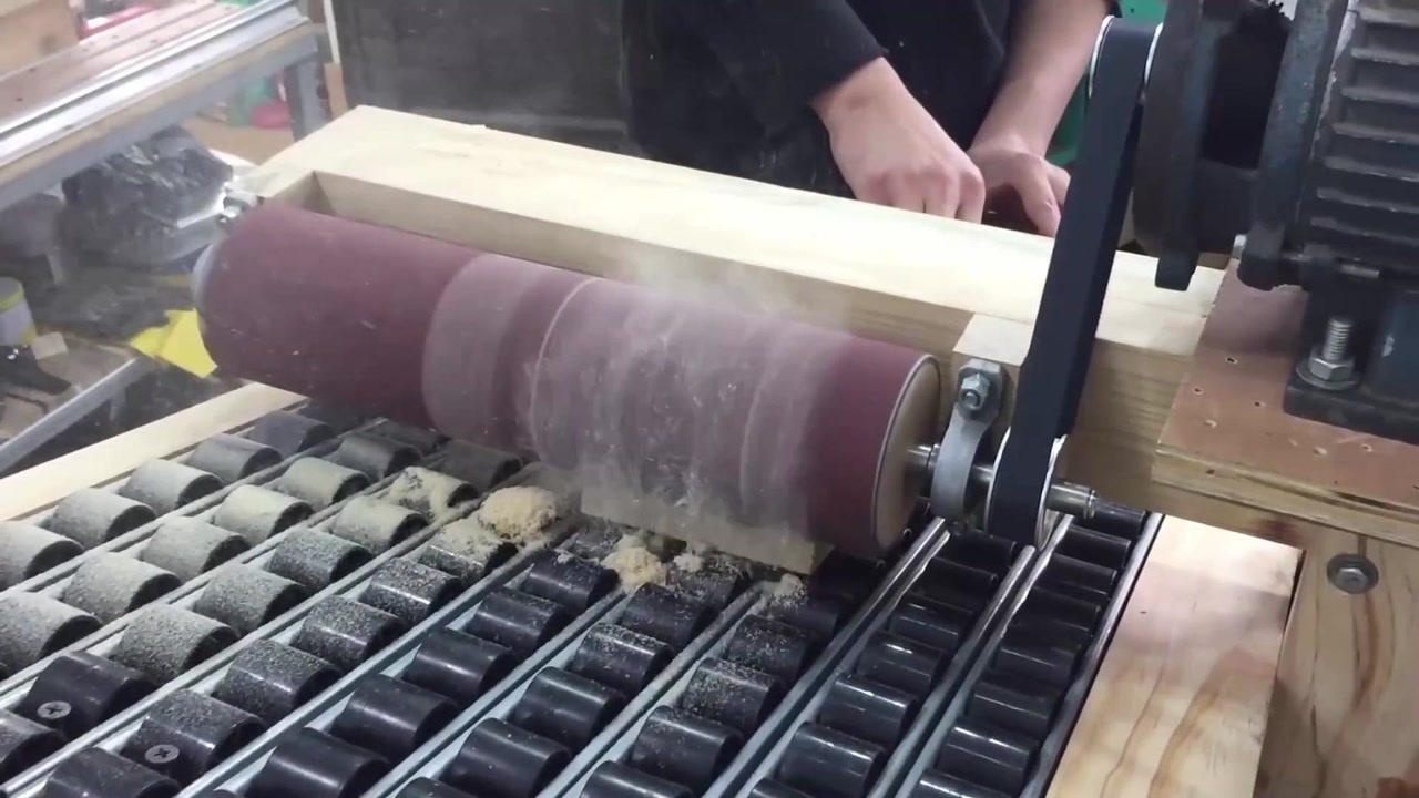 diy新型砂光机滚筒输送机,全部都是用木头制成,工具还挺齐全