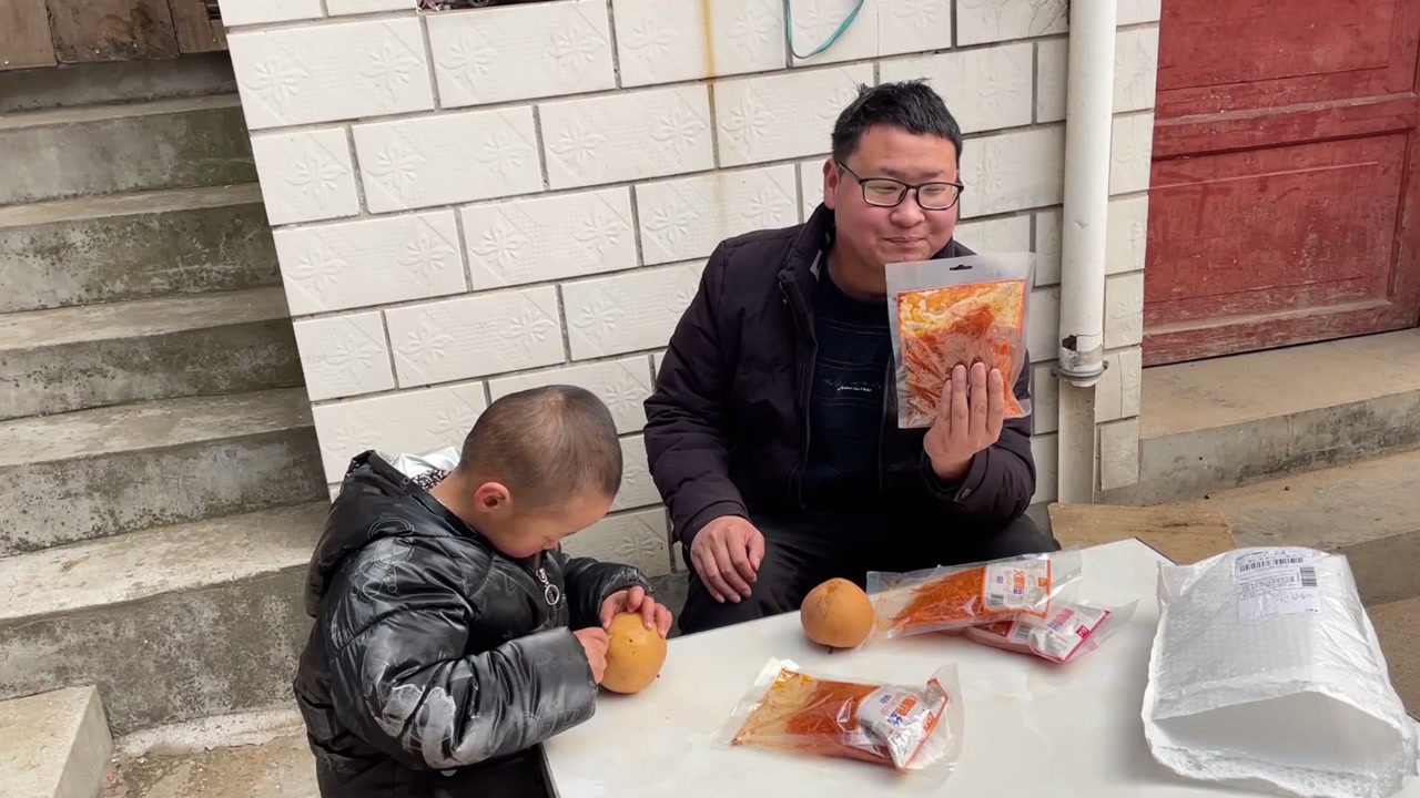 莎莎在网上买辣条,买回来胃不舒服只好给小光吃了,小光吃了很辣