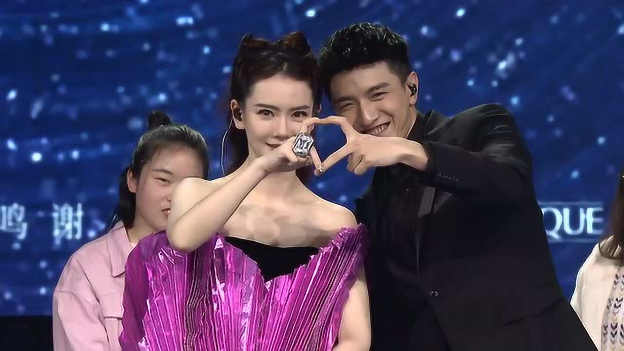 戚薇金瀚现场演绎没有秘密的你手指舞