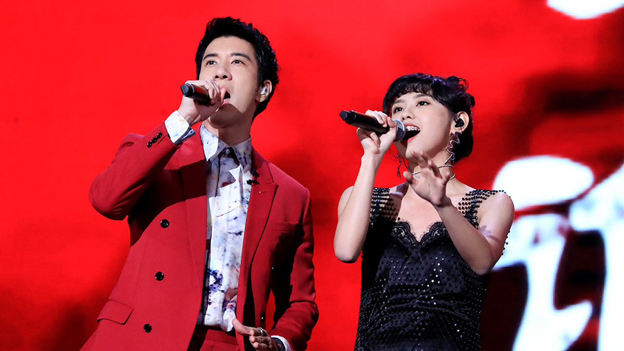 王力宏,李芷婷同台合唱《缘分一道桥》,唱功惊人,震撼全场!