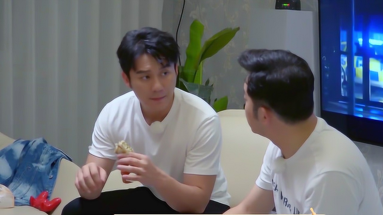 李晨串门到沙溢那里拿起螃蟹就开吃一点不客气