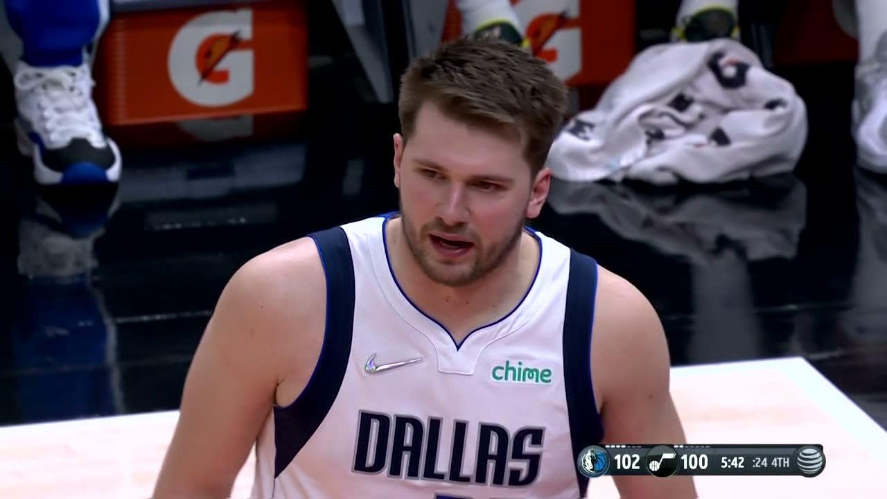 东契奇一脸无奈表示我也不想啊！米切尔突破上篮2+1手拿把攥