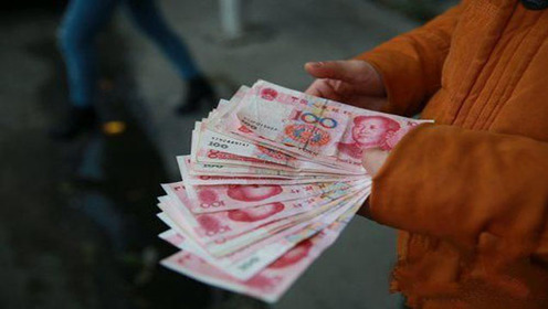 监拍有钱情侣"任性"吵架 地铁站内将千元现金抛洒在地