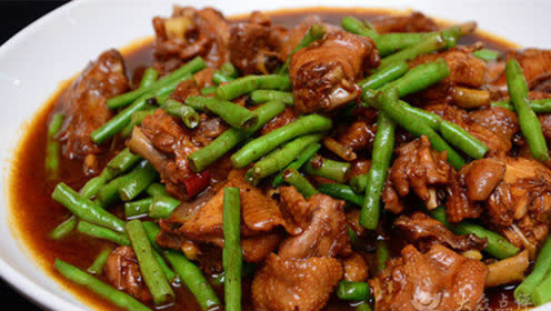 豆角炒仔鸡做法 豆角和鸡肉的完美结合 味道棒棒的!