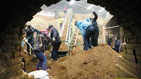 古墓惊现6名18岁少女,考古队发掘现场毛骨悚然,墓主太残忍