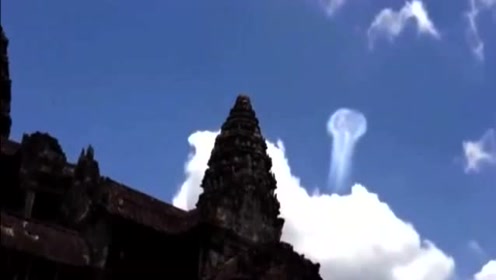 泰国寺庙上空发现时光隧道，不明飞行物能随意进出！的图片