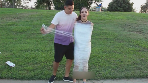 国外美女户外实验用保鲜膜缠住身体如何运动,结果拍下这样一幕