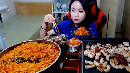 韩国美女做烤肉,伴着火鸡面狼吞虎咽