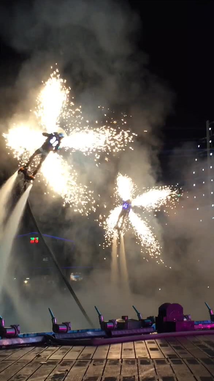 空中火蝴蝶,比翼齐飞