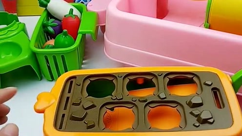 《小豆子的玩具》小豆子家买了新烤箱,那就做一个美味的蛋挞吧