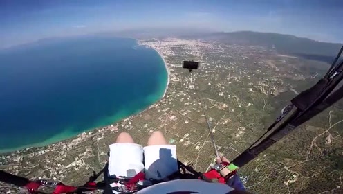 小伙一边跳伞一边玩自拍,结果突然发生意外,后悔都来不及了