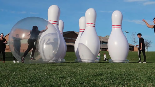 用充气透明球当保龄球玩是什么感觉?网友:最佩服妈妈