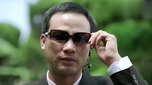 张子豪的军火被抄了,这时张子豪怒了这样做,任达华演的真霸气!