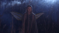 La niña se encontró accidentalmente que era una elfa. Mientras gritaba, ¡incluso el Rey Demonio del Árbol estaba asustado y tembloroso!