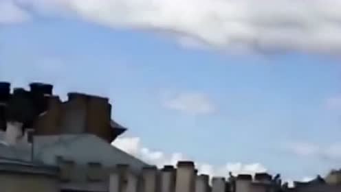 实拍：“不明飞行物”空投，这到底是什么呢?太雷人了!的图片