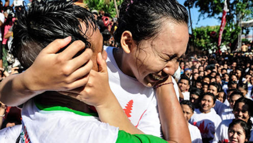 巴厘岛"亲吻节"真的很"变态"吗?女孩当场被亲哭,现场辣眼睛