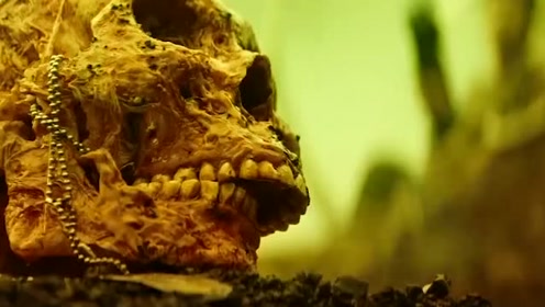 0:01:27金刚骷髅岛:骷髅爬虫吐出尸骸,落单的兰达被生吞,完全不是对手
