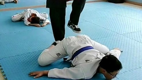 跆拳道就是这样压胯的,看完这个视频,你们还敢学吗?