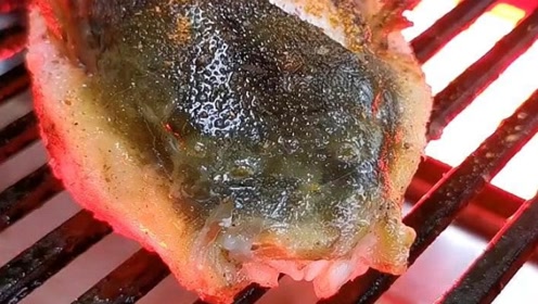 第一次见这么大胆的烧烤师,自己烤河豚,处理不好小命不保!