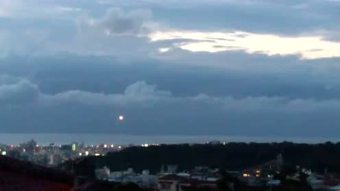 现居冲绳的雷尔人Lotus成功拍到UFO盘旋首里城上空
