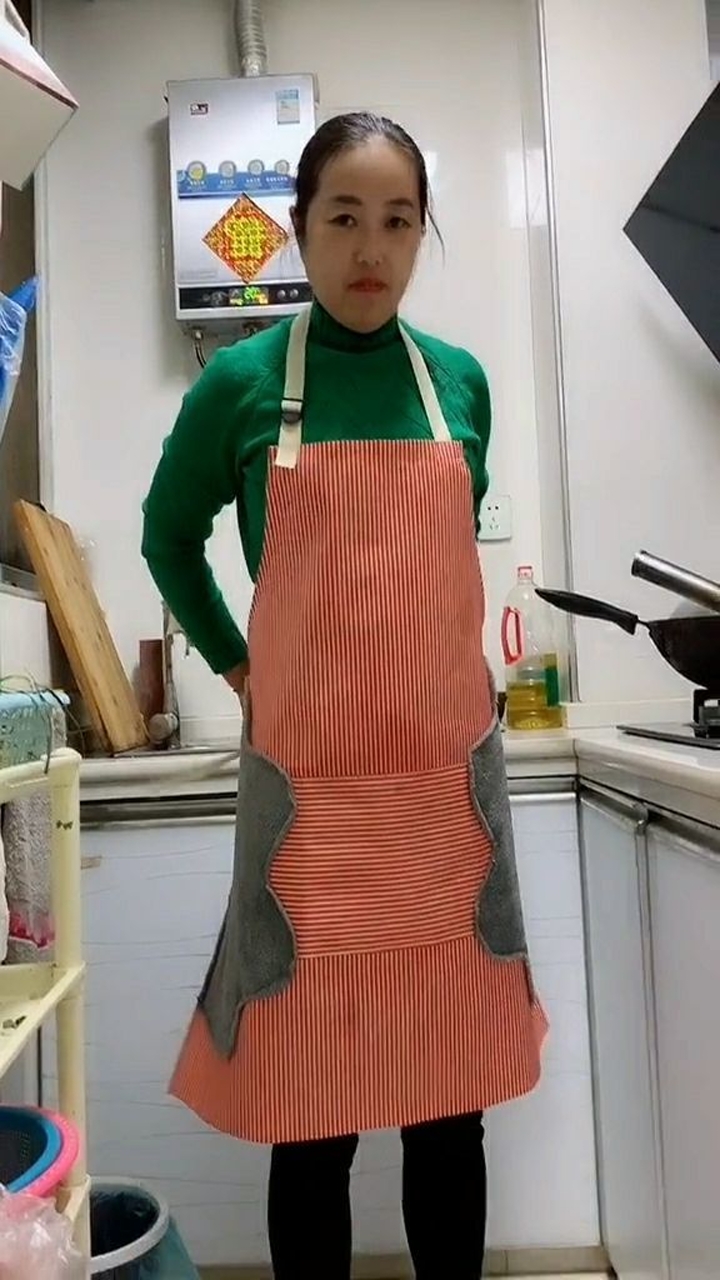 穿上围裙我就是厨房小能手,虽然不会做饭,但是样子一定要有