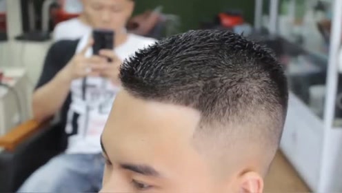 越来越多男士选择"平头碎"发型,精神好打理,几乎适合所有男士