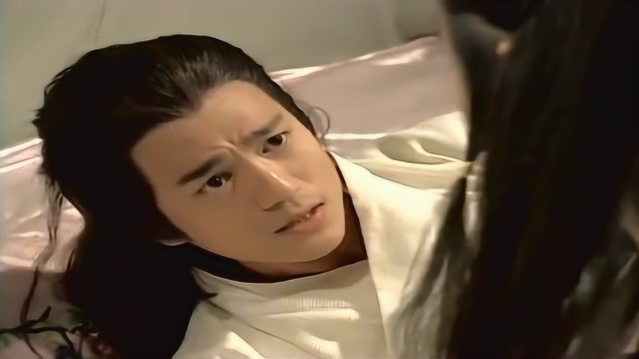 江枫对怜星避如蛇蝎,想要立马离开回家,却被怜星按在床上起不来